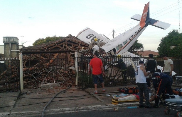 Avião cai em cima de casa e piloto morre em Luziânia, Goiás (Foto: Fayda Chiarella/TV Anmhanguera)