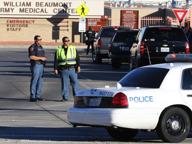 Polícia da cidade de El Paso bloqueia área próxima ao hospital onde ocorreu o ataque na noite desta terça-feira (6) no Texas. (Foto: Victor Calzada/El Paso Times/Reuters)