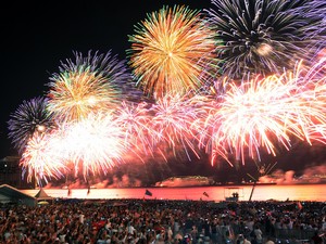 Queima de fogos ilumina a praia de Copacabana com a chegada de 2015. (Foto: Alexandre Durão/G1)