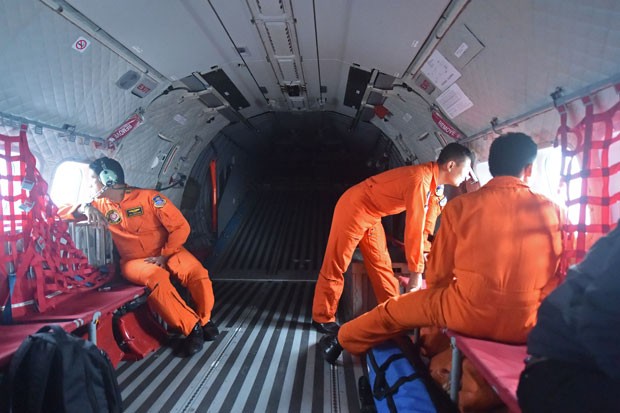 Equipes de busca da Força Aérea da Indonésia procuram o avião da AirAsia que caiu neste domingo (28); destroços foram encontrados a 10 km do último ponto de contato da aeronave (Foto: Bay Ismoyo/AFP)