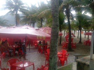 Quiosque em praia onde turistas morreram no litoral de SP (Foto: LG Rodrigues/ G1)