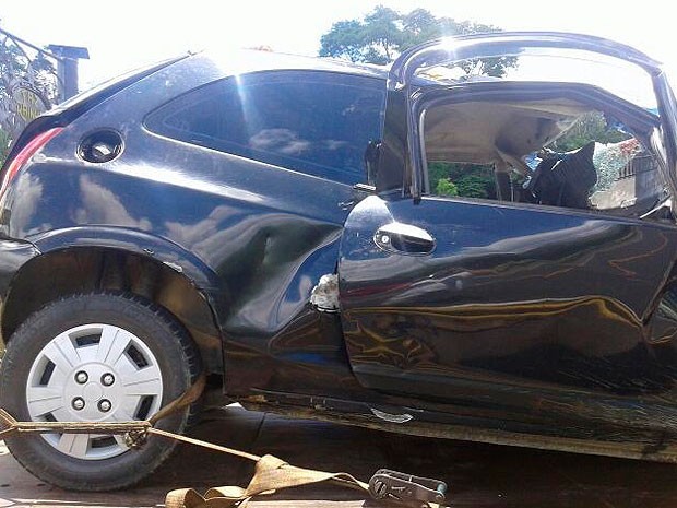 Carro foi atingido por caminhão; todos os ocupantes morreram (Foto: Jackson Andrade / Arquivo Pessoal)