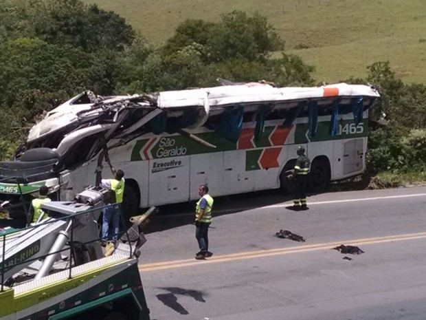 Ônibus foi retirado do local do acidente no Espírito Santo (Foto: Josimar Oscar/ VC no ESTV)