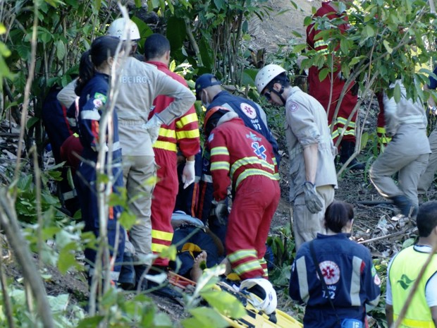 Sobreviventes são resgatados pela equipe do Corpo dos Bombeiros e do Samu, no Espírito Santo                                             (Foto: Reprodução/TV Gazeta)