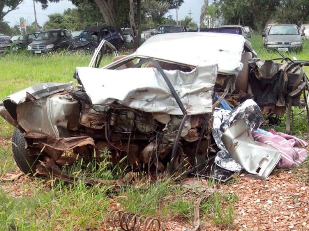 Carro ficou praticamente destruído depois do acidente (Foto: Carlos Alberto Soares/ TV TEM)