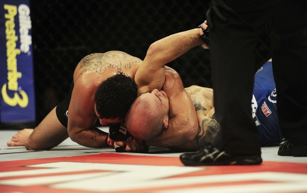 Renan Barão finaliza Gagnon no UFC Barueri (Foto: Marcos Ribolli)