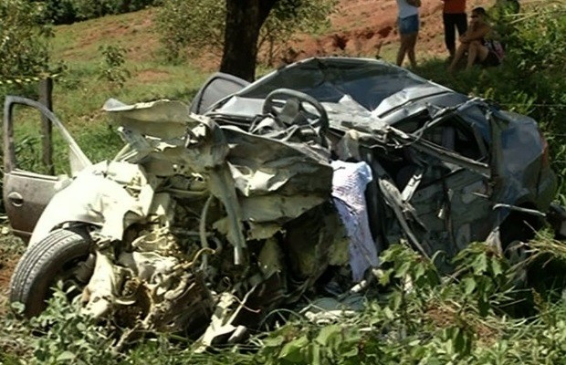 Colisão frontal entre caminhão e carro mata pais e duas filhas na GO-010, em Cristalina, Goiás (Foto: Reprodução/TV Anhanguera)