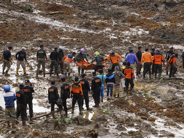 Equipes de resgate retiram vítima do deslizamento de terra em vilarejo na Indonésia (Foto: Idhad Zakaria/Antara Foto/Reuters)