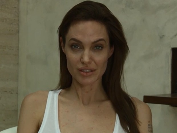 Angelina Jolie em imagem do vídeo em que anuncia cancelamento de eventos do filme 'Invencível' pois está com catapora (Foto: Divulgação / Universal Pictures)