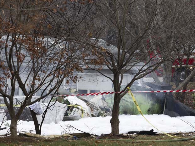 Avião pequeno cai em  casa em Gaithersburg nesta segunda-feira (8); três pessoas morreram (Foto: AP Photo/Jose Luis Magana)