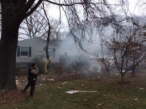 Fumaça é vista depois que um pequeno avião caiu nesta segunda-feira (8) em uma casa na cidade de Gaithersburg (Foto: REUTERS/Montgomery County Fire &amp; Rescue Service/Handout )