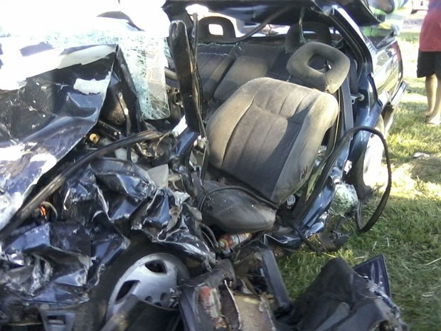 Impacto da batida destruiu carro onde família estava (Foto: Gabriela Souza Jorge)