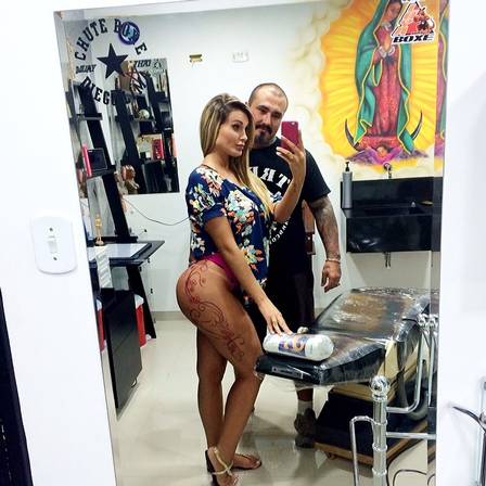 Andressa Urach mostra pernão com nova tatuagem ousada