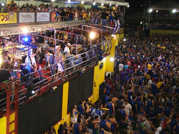 Durval Lelys comanda bloco Me Abraça na segunda noite do Carnatal (Foto: Augusto Gomes/G1)