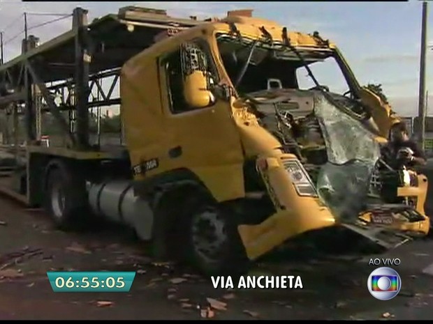 Motorista de cegonheira morre em acidente na Rodovia Anchieta (Foto: Reprodução/TV Globo)