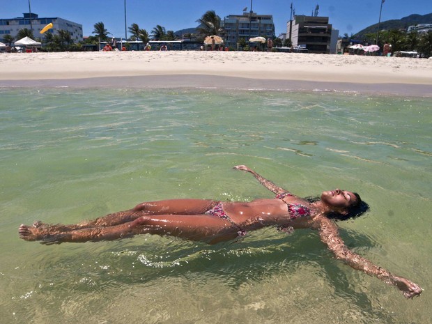 Banhista aproveita o forte calor na praia do Pepe, na Barra da Tijuca (RJ), no começo da tarde desta quarta-feira (29). Os termômetros chegam a registrar 27°C. 29/10/2014 (Foto: ARIEL SUBIRÁ /FUTURA PRESS/ESTADÃO CONTEÚDO)