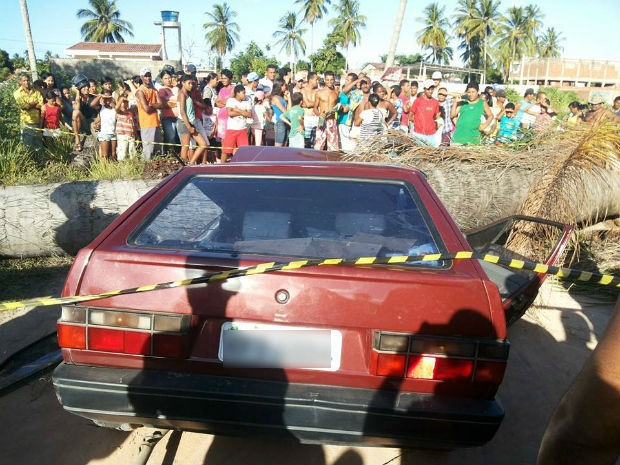 Local foi isolado para a retirada do corpo (Foto: Divulgação/Corpo de Bombeiros)