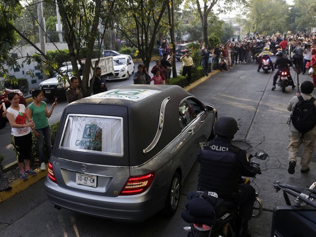 Cortejo fúnebre de Roberto Bolaños foi aplaudido pelas ruas da Cidade do México neste sábado (Foto: Reuters/Carlos Jasso)