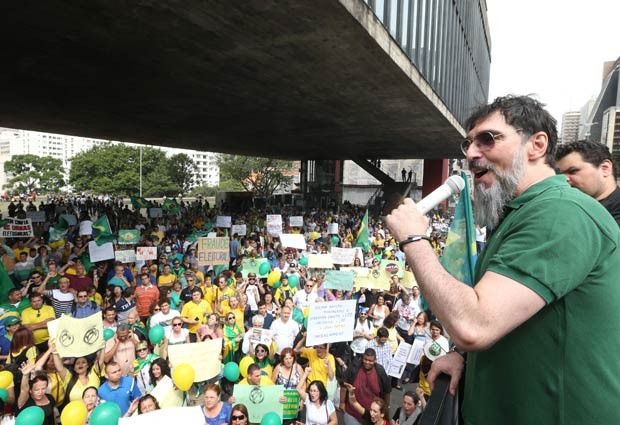 O cantor Lobão (d) discursa durante manifestação contra o Partido dos Trabalhadores (PT) e pelo impeachment da presidente Dilma Rousseff, com concentração no vão livre do Museu de Arte de São Paulo (Masp), na Avenida Paulista, neste sábado.  (Foto: Daniel Teixeira/Estadão Conteúdo)