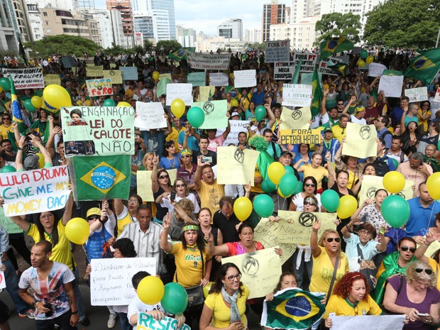 Manifestantes pedem saída da presidente Dilma (Foto: Daniel Teixeira/Estadão Conteúdo)