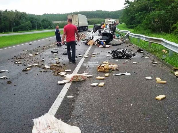 Maconha ficou espalhada por mais de 200 metros de pista (Foto: Dione Aguiar / G1)