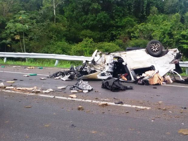 Carro ficou destruído e vítimas foram levadas para hospital (Foto: Dione Aguiar / G1)