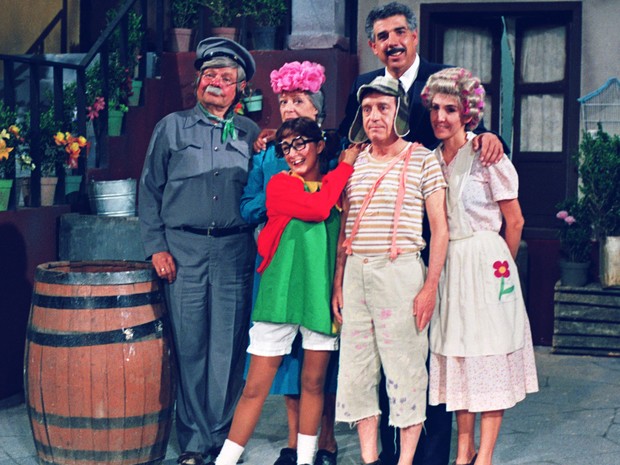  Chaves (Roberto Bolaños) posa ao lado dos personagens Jaiminho (Raúl Padilla), Dona Clotilde (Angelines Fernández), Chiquinha (Maria Antonieta de Las Nieves), Professor Girafales (Rubén Aguirre) e Dona Florinda (Florinda Meza) (Foto: Divulgação/SBT)