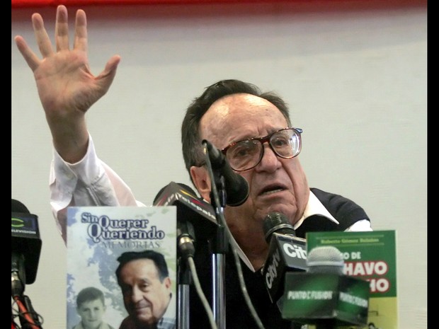 Roberto Bolaños acena em uma coletiva de imprensa em abril de 2007 em Bogotá, na Colômbia (Foto: Mauricio Duenas/AFP)