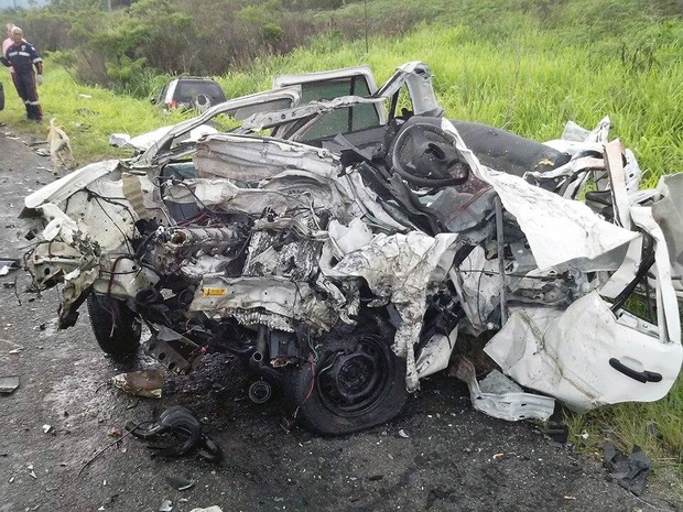 Carro ficou totalmente destruído após acidente em Peruíbe, SP (Foto: Vasni Anunciada/Arquivo Pessoal)