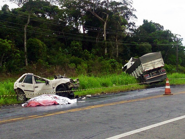 Dois carros e um caminhão se envolveram em grave acidente em Peruíbe (Foto: Orion Pires/G1)