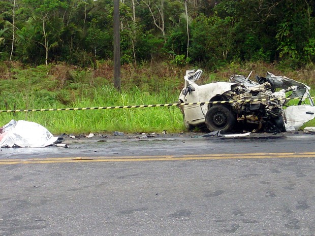 Duas pessoas morreram após carro bater de frente com caminhão (Foto: Orion Pires/G1)