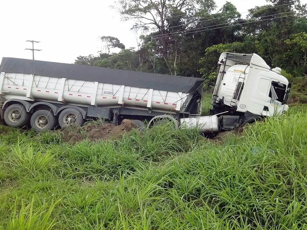 Motorista de carreta envolvida em acidente não se feriu (Foto: Vasni Anunciada/Arquivo Pessoal)