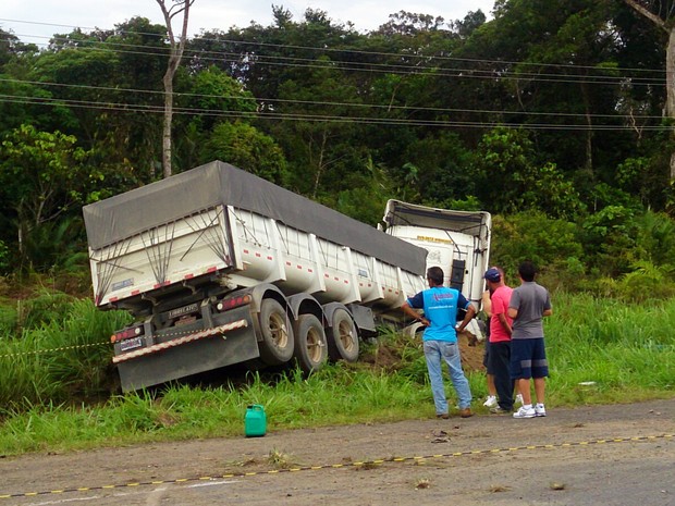 Caminhão envolvido no acidente foi parar em um barranco (Foto: Orion Pires/G1)