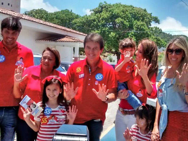 Robinson Faria chega acompanhado da família para votar em Natal (Foto: Fernanda Zauli/G1)