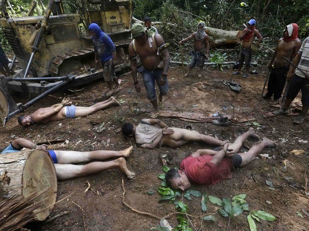 Imagens divulgadas nesta quinta-feira (4) pela agência Reuters mostram índios da etnia Ka?apor em operação realizada por eles contra madeireiros que agiam no interior da Terra Indígena Alto Turiaçu, nas proximidades de Centro do Guilherme (Foto: Lunaé Parracho/Reuters)