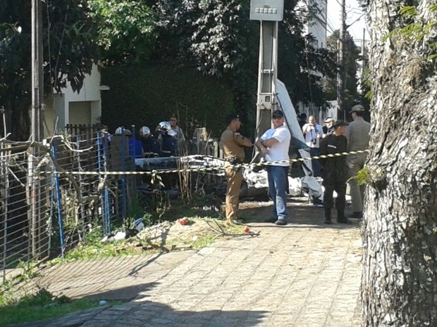 Avião cai em cima casa em bairro de Curitiba, dizem bombeiros  (Foto: Thais Kaniak / G1 )