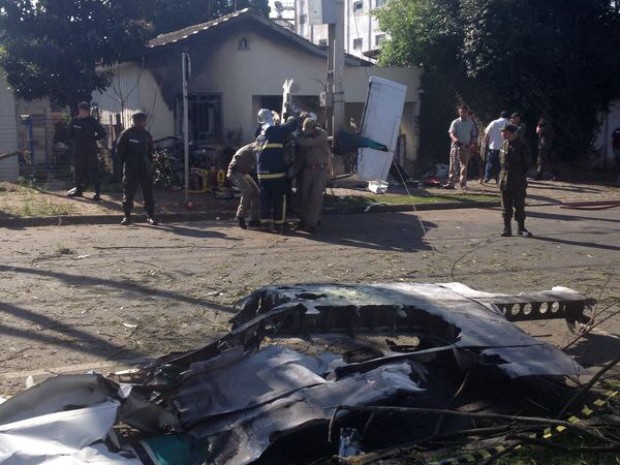 Aeronave pegou fogo após cair em cima de casa (Foto: Caroline Mafra/ RPC TV)