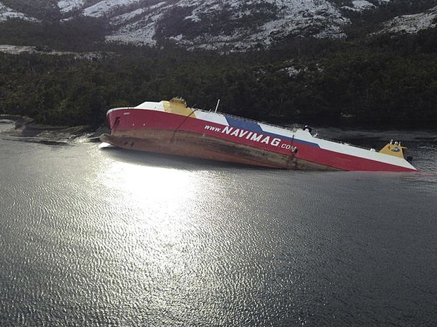 Balsa afundou em área ao sul de Santiago, no Chile. Não há registro de feridos até o momento (Foto: Reuters/Marinha do Chile)