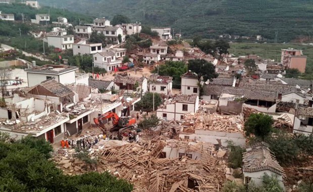 Foto mostra destruição causada por terremoto em Ludian, na China (Foto: China Daily/Reuters)