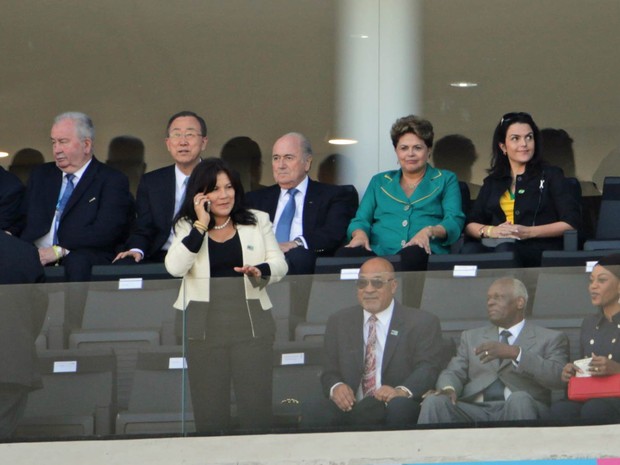 A presidente Dilma Rousseff, de verde, acompanha a cerimônia de abertura ao lado do presidente da Fifa, Joseph Blatter, na Arena Corinthians (Foto: Nilton Fukuda/Estadão Conteúdo)