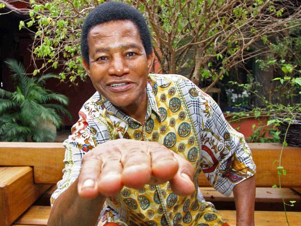 Jair Rodrigues posa para foto em sua casa em Cotia  em 2009 (Foto: Guilherme Lara Campos/Folhapress)