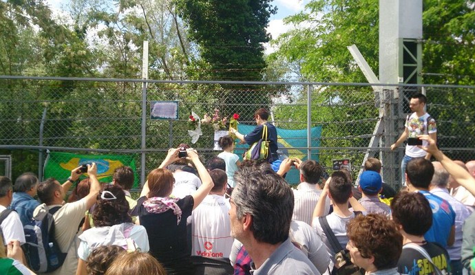 Curva Tamburello, em Ímola, vira palco de homenagens a Ayrton Senna (Foto: Felipe Siqueira)