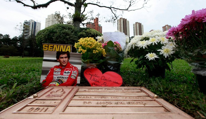 visita túmulo ayrton senna cemitério morumbi são paulo (Foto: Agência Reuters)