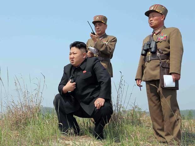 Líder da Coreia do Norte inspeciona lançamento de foguetes em local não revelado pelo governo. (Foto: KCNA / via AFP Photo)