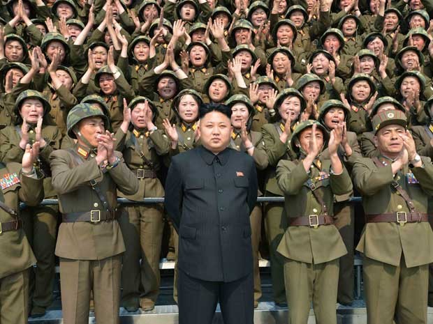 Kim Jong-un posa com unidade feminina do Exército norte-coreano. Mulheres são vistas chorando. (Foto: KCNA / via AFP Photo)