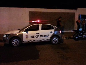 PM esteve na escola após a morte de aluno (Foto: Kleber Teixeira/Inter TV Cabugi)