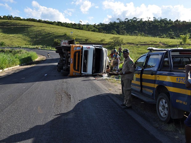 A presença de agentes da PRF não impediu que a população saqueasse a carga da carreta (Foto: Danuse | Itamaraju Notícias)