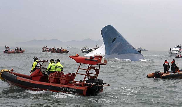 Equipes de resgate procuram por sobreviventes. (Foto: Hyung Min-woo / Yonhap / Via Reuters )