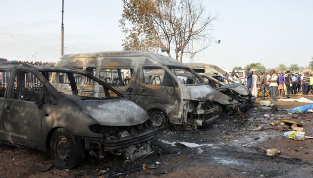 Explosões atigiram rodoviária perto de Abuja, na Nigéria, nesta segunda-feira (14) (Foto: Gbemiga Olamikan/AP)