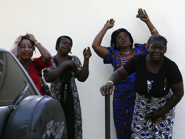 Mulheres se desesperam ao ver vítimas de ataque chegarem ao hospital Asokoro, em Abuja, na Nigéria (Foto: Afolabi Sotunde/Reuters)